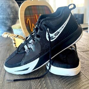 Nike Kyrie basketball shoes, size 7, great condition, black colorway.